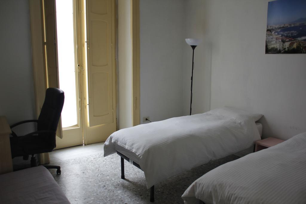 نابولي Youthhome B&B الغرفة الصورة